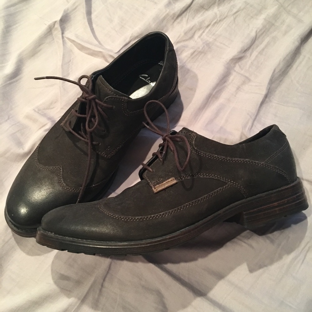 Dark brown leather Clark’s low top shoe